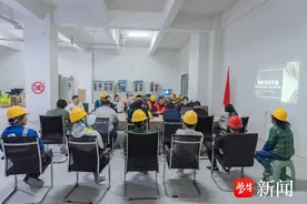 反诈宣传进建筑工地，民警为一线工人戴好反诈“安全帽”图片