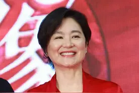 林青霞睡觉摔下床致肋骨骨裂，医生诊断后说：其实我是周杰伦舅舅图片
