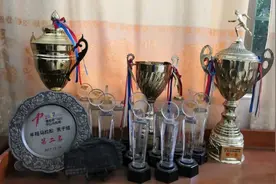 他带着20枚金牌入伍，一年后由列兵晋升中士！图片