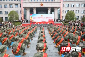 攸县100余名新兵光荣入伍启程奔赴军营图片