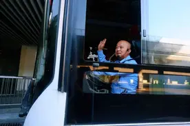 孔师傅今天退休！他是杭州最出名的公交司机图片