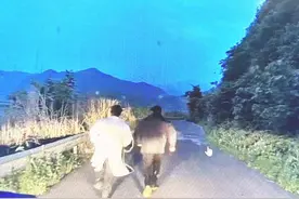“郑博文，你光脚救人的样子真帅！”图片