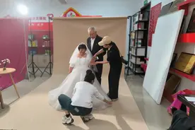 滕州市龙泉街道滨江社区新时代文明实践站开展“为父母圆梦婚纱照”主题公益活动图片