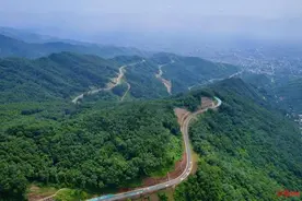 实探一条网红公路的“厕所之困”：网友反映龙门之巅1号公路厕所脏乱差，官方回应图片