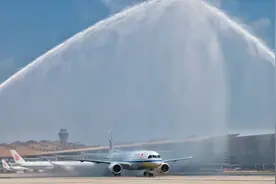 水门迎客！国产大飞机C919正式入列国航，记者随机体验图片