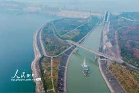 湖北宜昌：三峡升船机累计通过船舶3万艘次图片