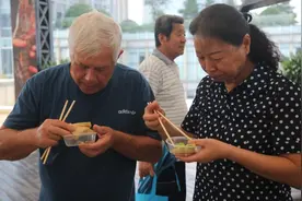 中外友人共度中秋，感受中华文化之美图片