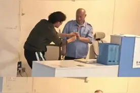 广东小伙用魔术道具给宿管阿叔变玫瑰花，阿叔从一脸严肃变成惊喜图片