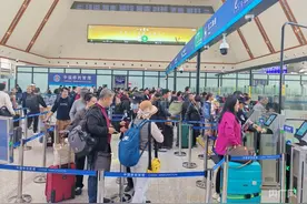 中老铁路磨憨口岸开通边检“返乡”特别通道图片