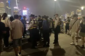 上海外滩观景位被“约拍”抢占，还赶走其他游客？官方出手！图片