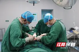 身背巨大肿瘤30余年！医生提醒：身上出现肿块别大意图片