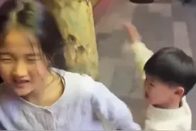 姐姐被弟弟打 妈妈反问不会还手吗 网友：妈妈很称职，都不帮也不偏心图片