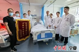 百岁老人髋部骨折 医院手术助其痊愈图片