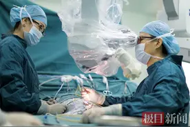 3岁男童植入人工耳蜗后，第一次喊出了“妈妈”图片