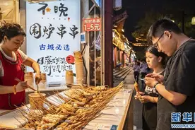 河南商丘：夜游古城 感受“烟火气”图片