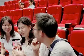 影院为视障人士准备“观影神器”，暖心服务铺就“温暖盲道”图片