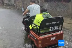救助重症患者 海岸警察冒雨清障开路图片