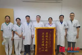 山东大学齐鲁医院（青岛）首例直升机转运患者出院，家属送锦旗致谢图片