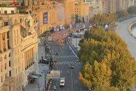 2024上海马拉松赛开跑，警方全程护跑图片