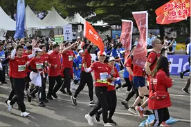 2.7万跑友集结青岛马拉松  中国石化爱跑激情助跑图片