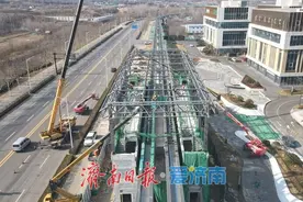 济南低运量轨道交通高新东区环线项目10座车站雨棚钢结构施工接近尾声图片