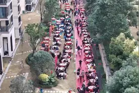 一桌16个菜共105桌！成都一小区摆千人坝坝宴，业主共庆“邻居哪吒”票房破百亿图片