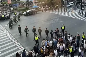 上海外滩再现拉链式过马路 武警筑“人墙红绿灯”护航图片
