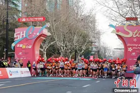 “美耀她力量” 2025上海女子半程马拉松赛开跑图片