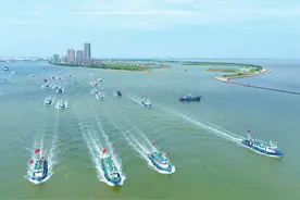 黄渤海“开渔” 千船竞发图片