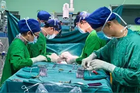 男婴出生不满1月确诊先天性心脏病，医生在草莓般大的空间内为他成功“补心”图片