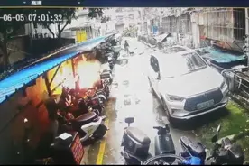 深圳一小区电动车棚起火多辆电动车被烧成铁架，当地回应图片