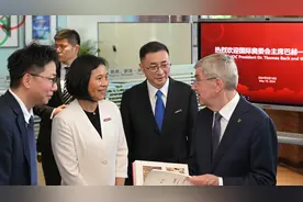 国际奥委会主席在沪有了新头衔，巴赫受聘担任上海体育大学名誉教授图片