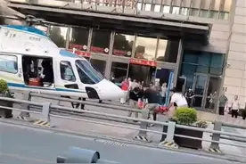嘉兴一医院急诊门口降落一架直升机，医院：患者跨省转院，需自费图片
