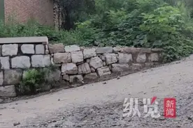 第一现场丨记者探访河北平山古墓发掘现场：周边村民闻讯赶来围观，多名工作人员正在勘探发掘图片