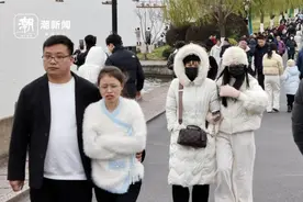 杭州气温创新低 游客“全副武装”逛西湖图片