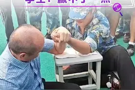 高职“扫地僧”！72岁教授与新生掰手腕，学生：赢不了一点