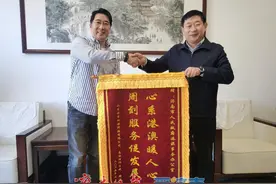“亲情港澳  情暖同胞”——在济香港同胞向市委港澳办赠送锦旗图片