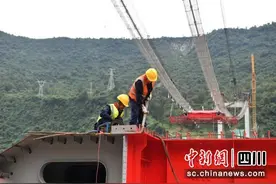 汶川：紫坪铺特大桥加劲梁首节段成功架设图片