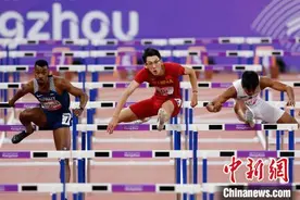 （杭州亚运会）男子110米栏中国小将徐卓一摘铜：这枚金牌我下届亚运会拿回来图片