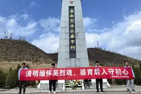 中建二局装饰北方分公司西宁曹家堡机场幕墙项目开展“缅怀先烈、德育后人”的主题教育活动图片