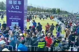 南京半马跑者吐槽长时间挨冻排队乘车，有人赛后无奈徒步离场，组委会：已接到反映图片