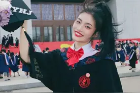 毕业一年后，00后给母校捐60万元!图片