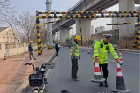 限高杆脱落成“拦路虎”，地铁建设者紧急驰援护航交通安全获赞图片