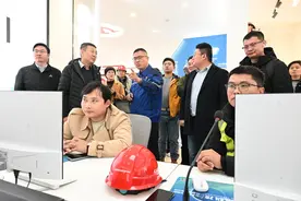 高质量发展山东行|安全帽里装芯片，远程也能监督工地安全施工图片