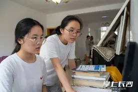 天生默契！湖南双胞胎姐妹高考同分，老父亲一句话让人破防图片