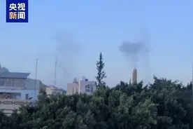 也门胡塞武装：美英对也门多地发动多次空袭图片