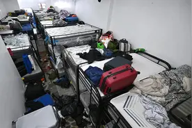 纽约惊现非法地下庇护所：74名移民每月交300美元，倒班制轮流睡觉图片