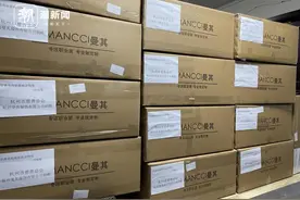 杭州一企业捐出数百件羽绒服驰援震区：“东西不多，一点心意”图片