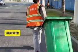 “帮妈妈扫大街，一点儿不丢人！”图片