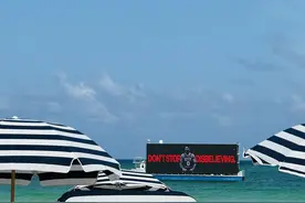 继续杀人诛心😂！塔图姆巨幅广告现身迈阿密海滩：不要停止质疑图片